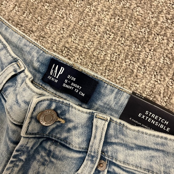 Gap light wash shorts size 2 - Picture 3 of 3